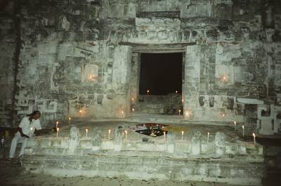 Tempel in Chicanna mit Carolina´s und Martina´s Geburtstagskerzen am 26. September 2003